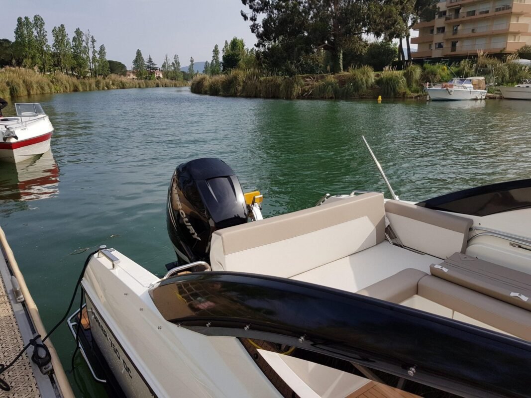 Parker 750 DC Day Cruiser - bateau à moteur