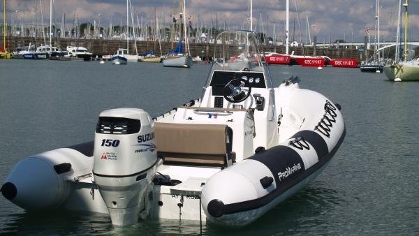 PROMARINE Manta 680 - bateau à moteur