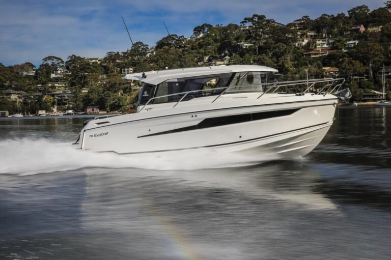 Parker 790 Explorer stock, trois quarts avant en pleine vitesse
