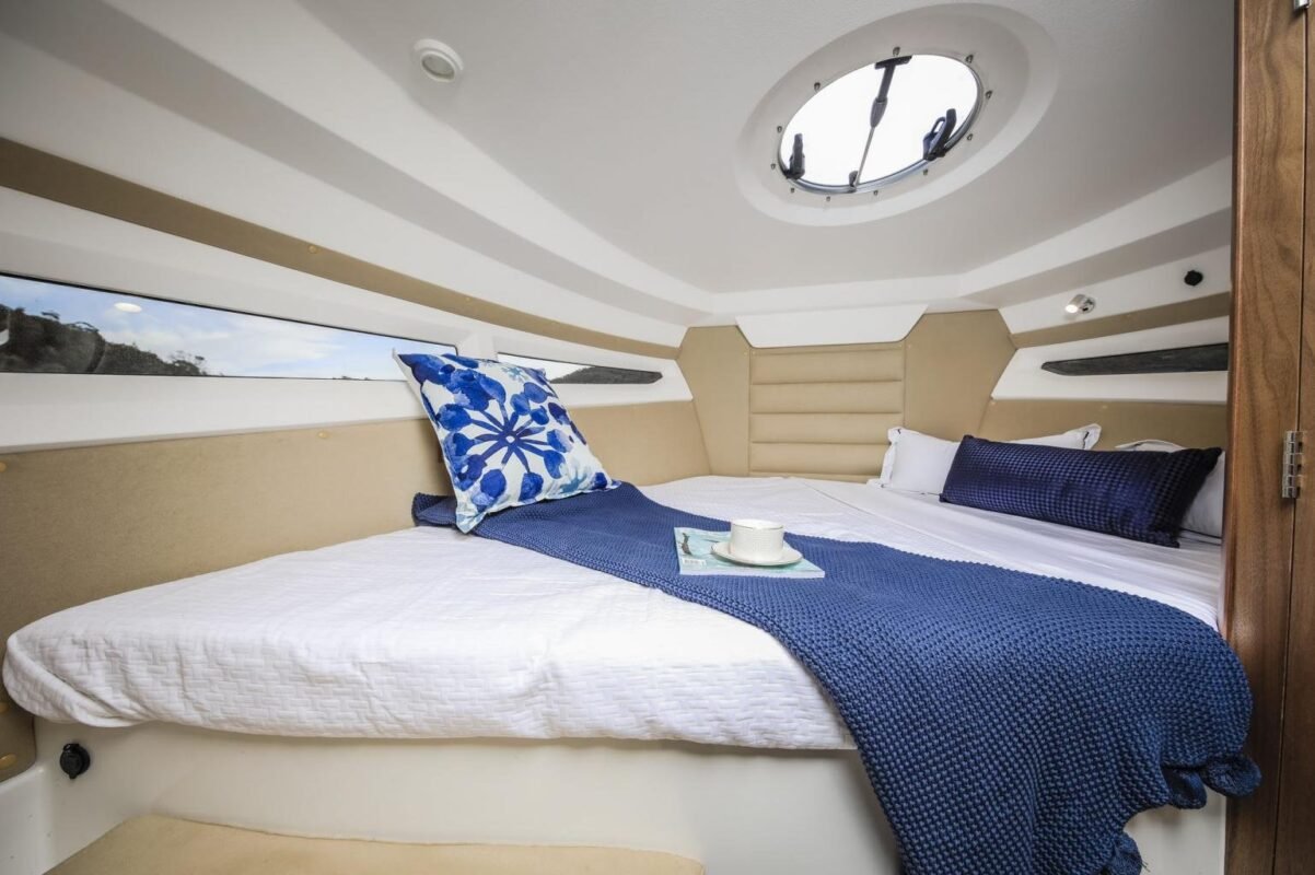 Parker 790 Explorer stock, cabine avant avec couchage