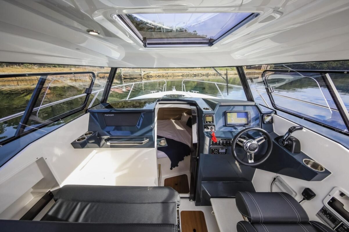 Parker 790 Explorer stock, timonerie avec table et toit ouvrant