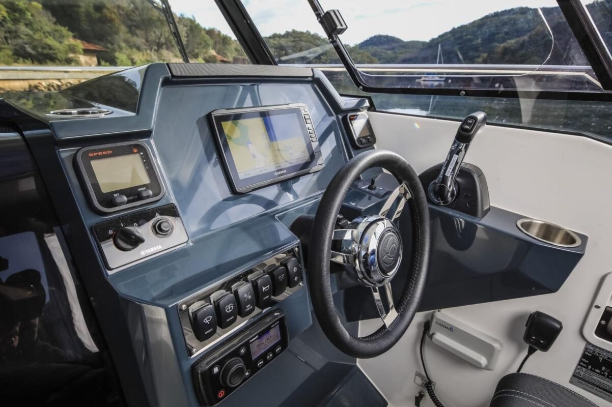 Parker 790 Explorer stock, poste de pilotage interieur