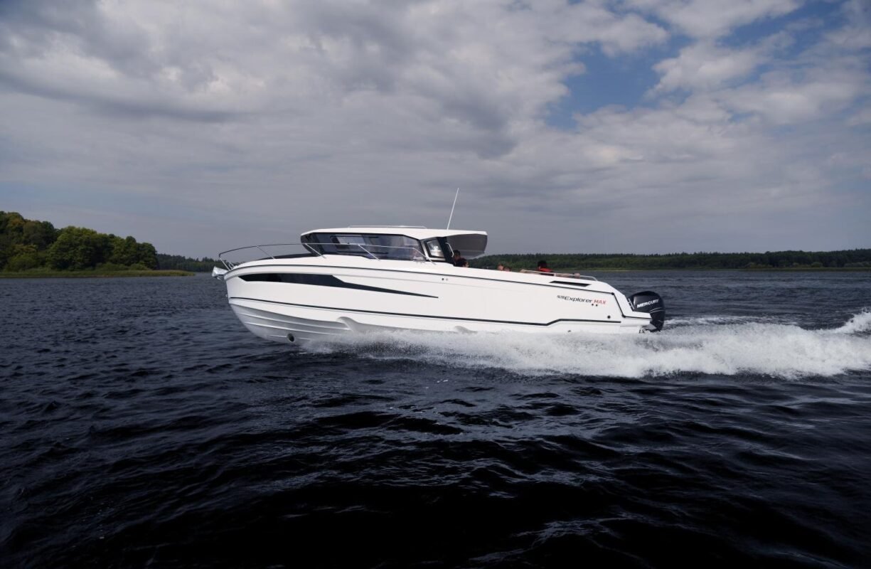 Parker 920 MAX bi-moteur, vue avant en navigation
