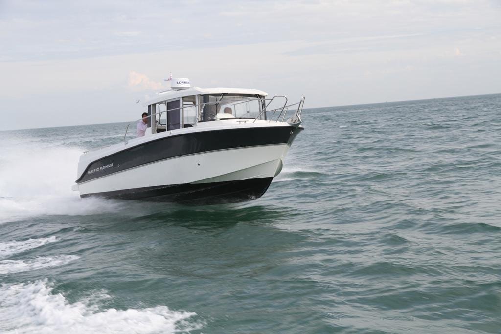 Parker 800 Pilothouse - bateau à moteur