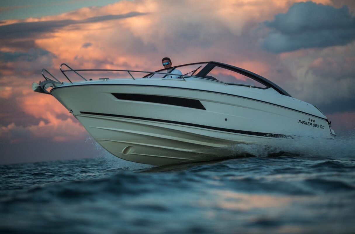 Parker 690 DC Day Cruiser - bateau à moteur