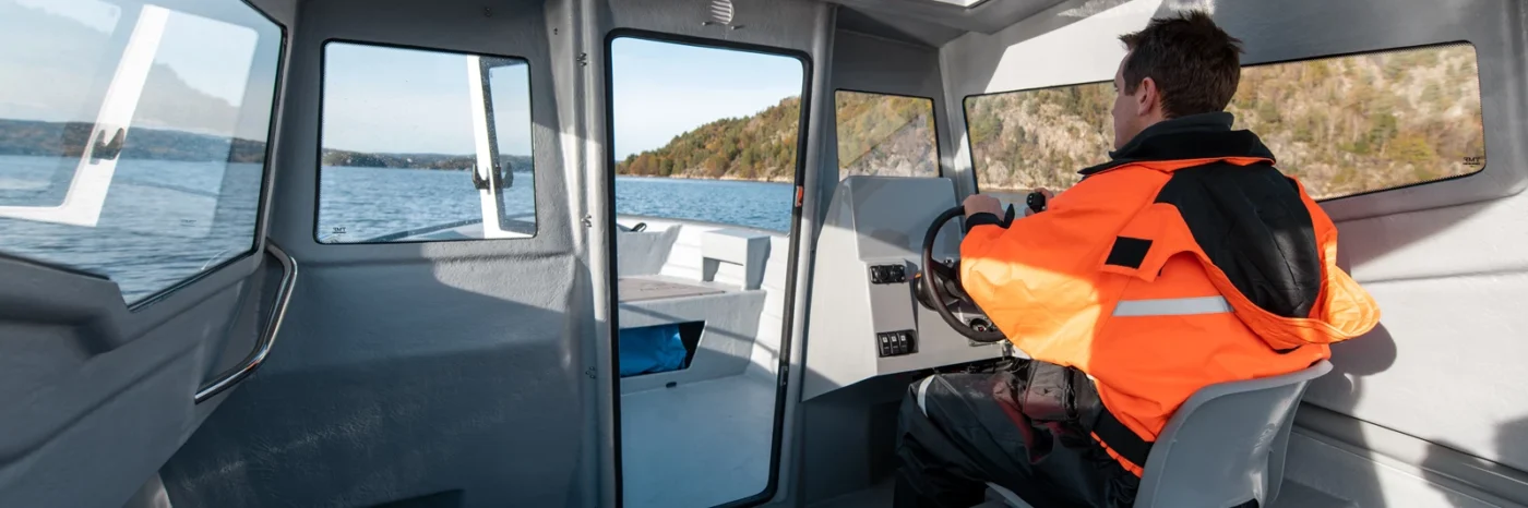 Sting 600 Pro HT, interieur de timonerie abrite