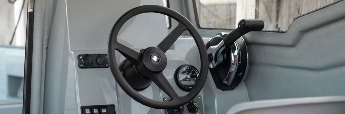 Sting 600 Pro HT, volant et poste de conduite
