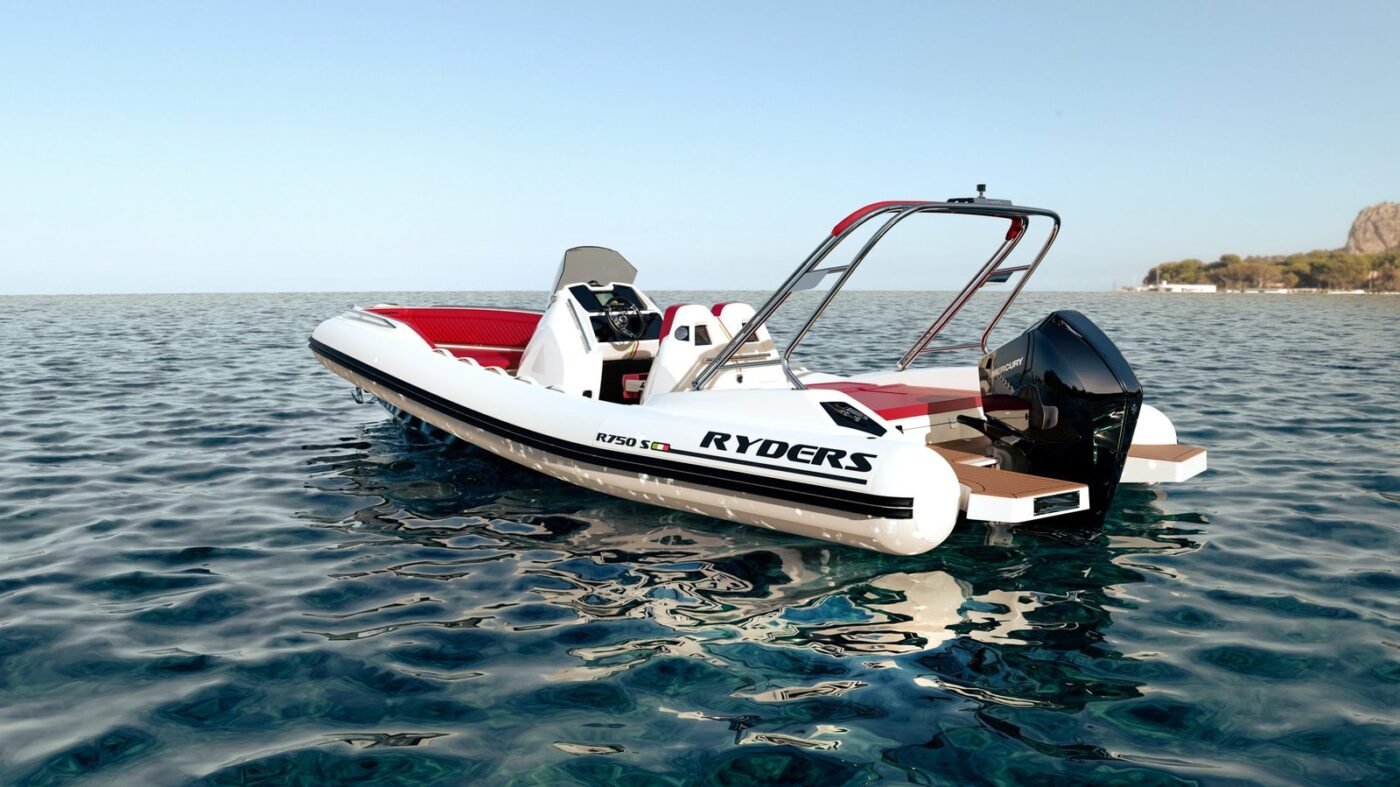 Ryders 750, semi-rigide au mouillage