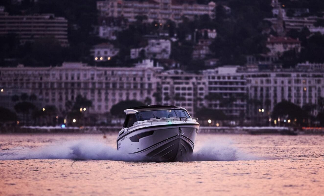 Parker 100 Sorrento, navigation devant Cannes au couchant