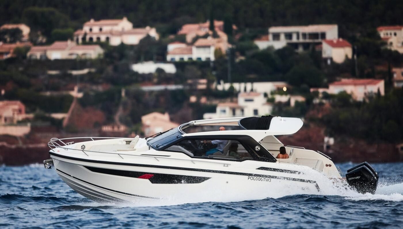 Parker 100 Sorrento, trois quarts avant