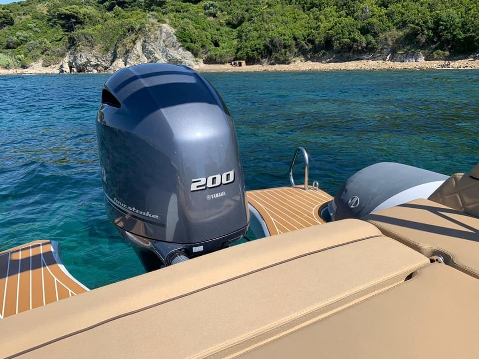 Salpa Soleil 23, plateforme arriere et moteur 200