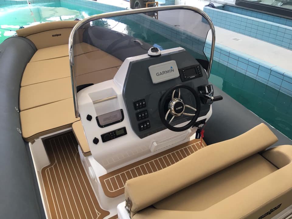 Salpa Soleil 23, poste de pilotage et cockpit