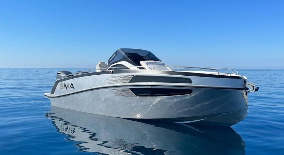 BMA X277 au mouillage, Cabin Sundeck haut de gamme