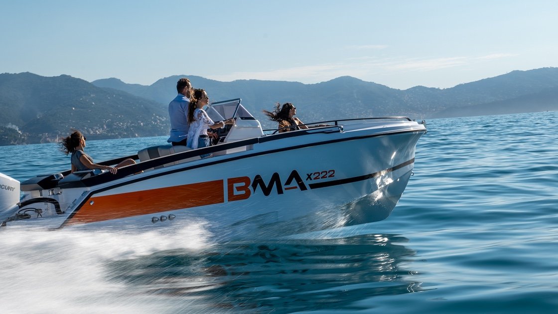 BMA X222 en virage, vue de trois quarts