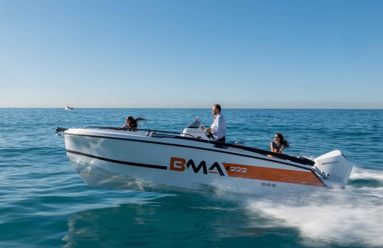BMA X222 - bateau à moteur