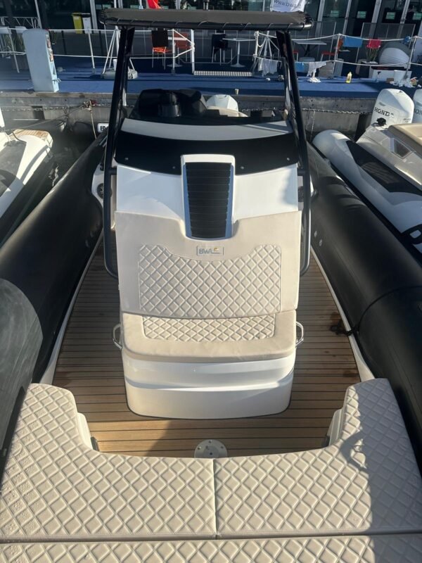 BWA Premium 32, console double et poste de pilotage