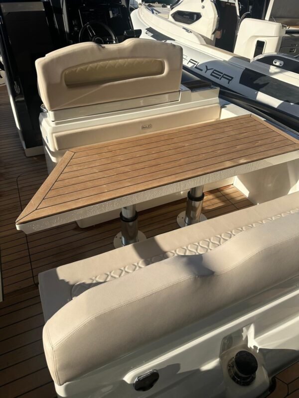BWA Premium 32, cockpit en teck et table