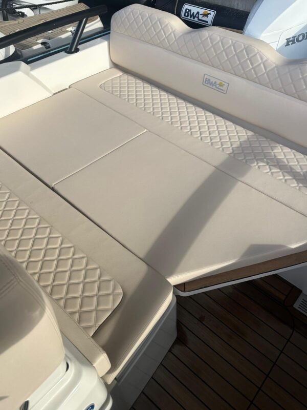 BWA Premium 32, bain de soleil avant et sellerie premium