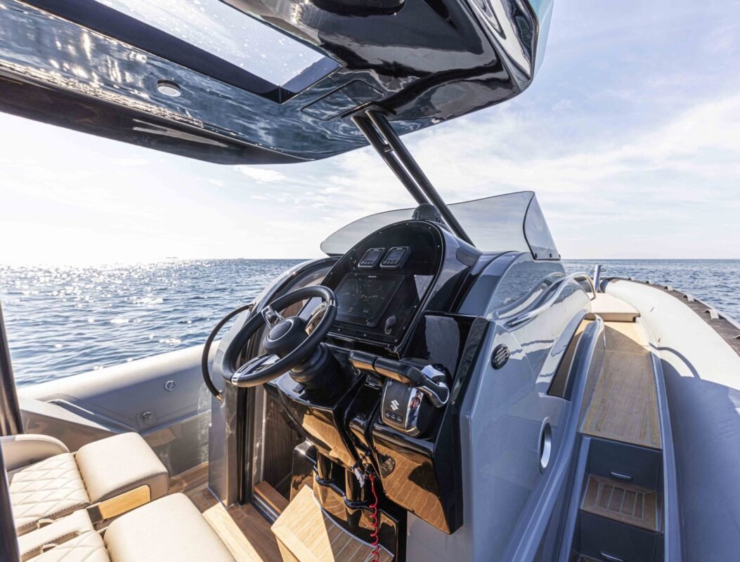 BWA 40 Premium, poste de pilotage sous hard-top