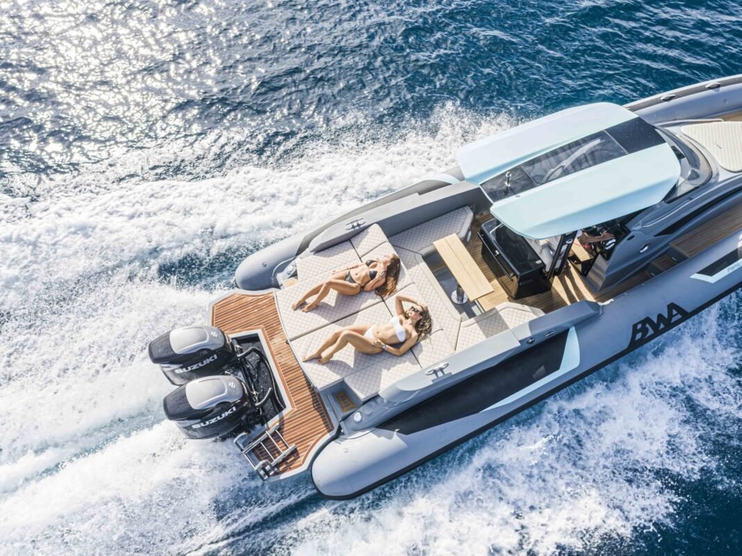 BWA 40 Premium en navigation, profil du maxi semi-rigide
