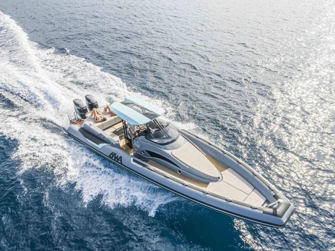 BWA 40 Premium au planing, vue trois quarts