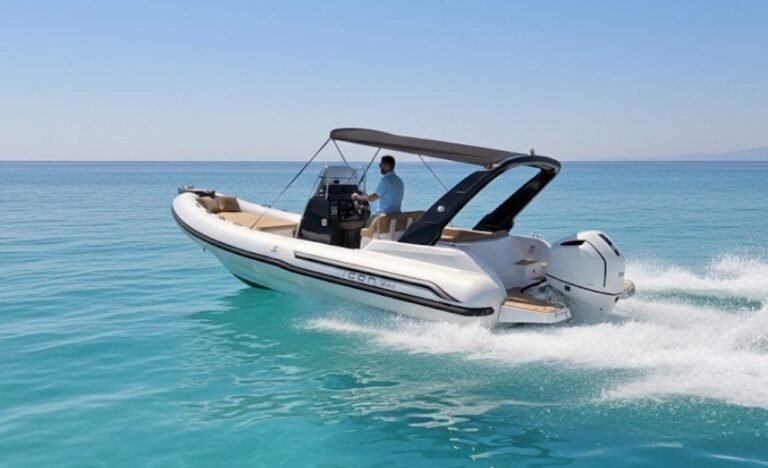 Icon 24 S en navigation, eaux turquoise