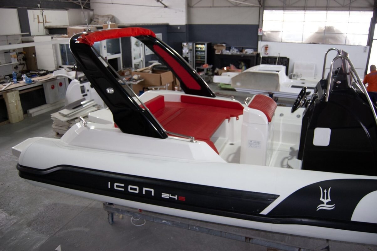 Icon 24 S, cockpit et sellerie rouge
