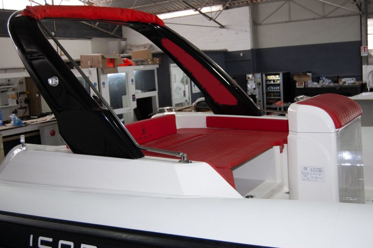 Icon 24 S, bimini et sieges pilote