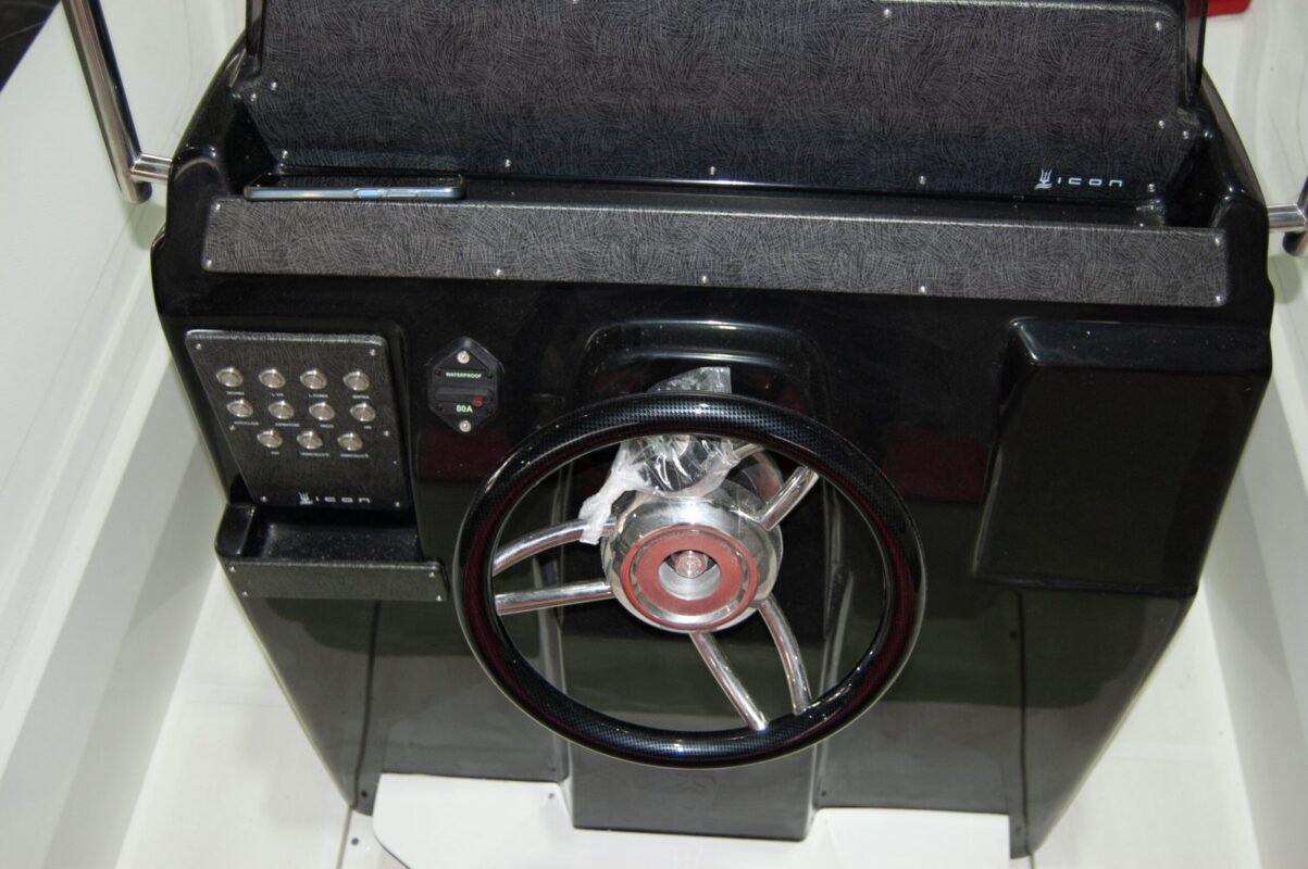 Icon 24 S, poste de barre et volant