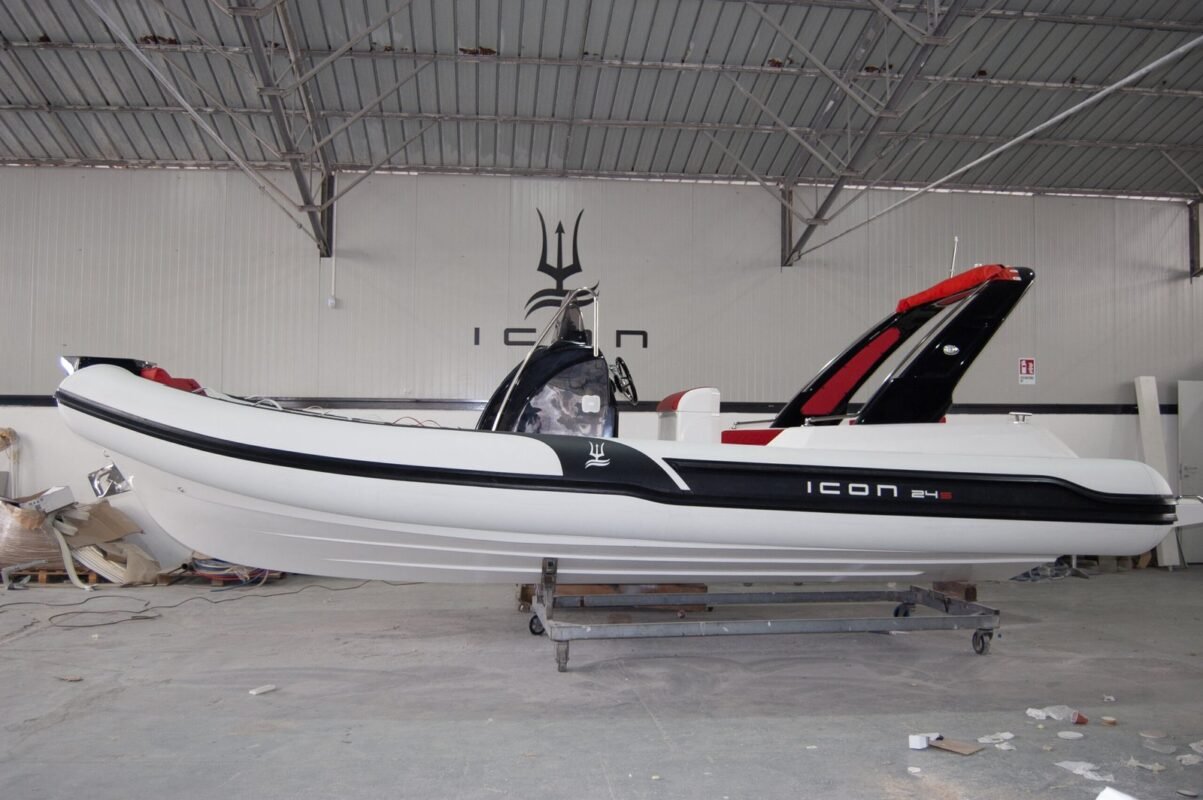 Icon 24 S, vue laterale au hangar