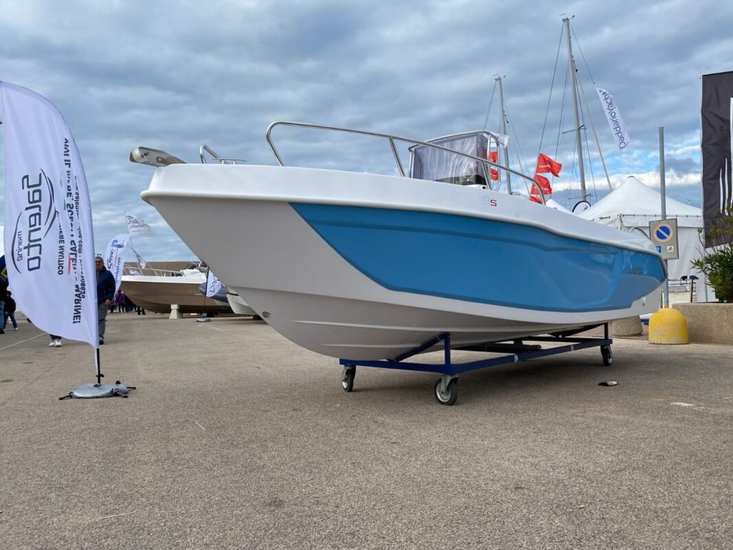 Salento Elite 19 S, profil coque bleue sur remorque