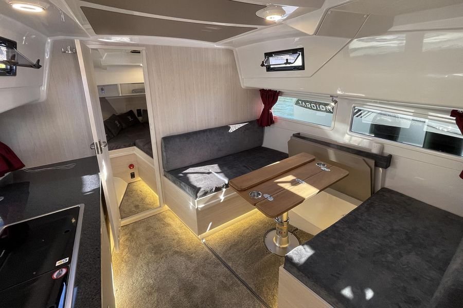 Nautic Yacht 990 Open Expo, carre et cuisine