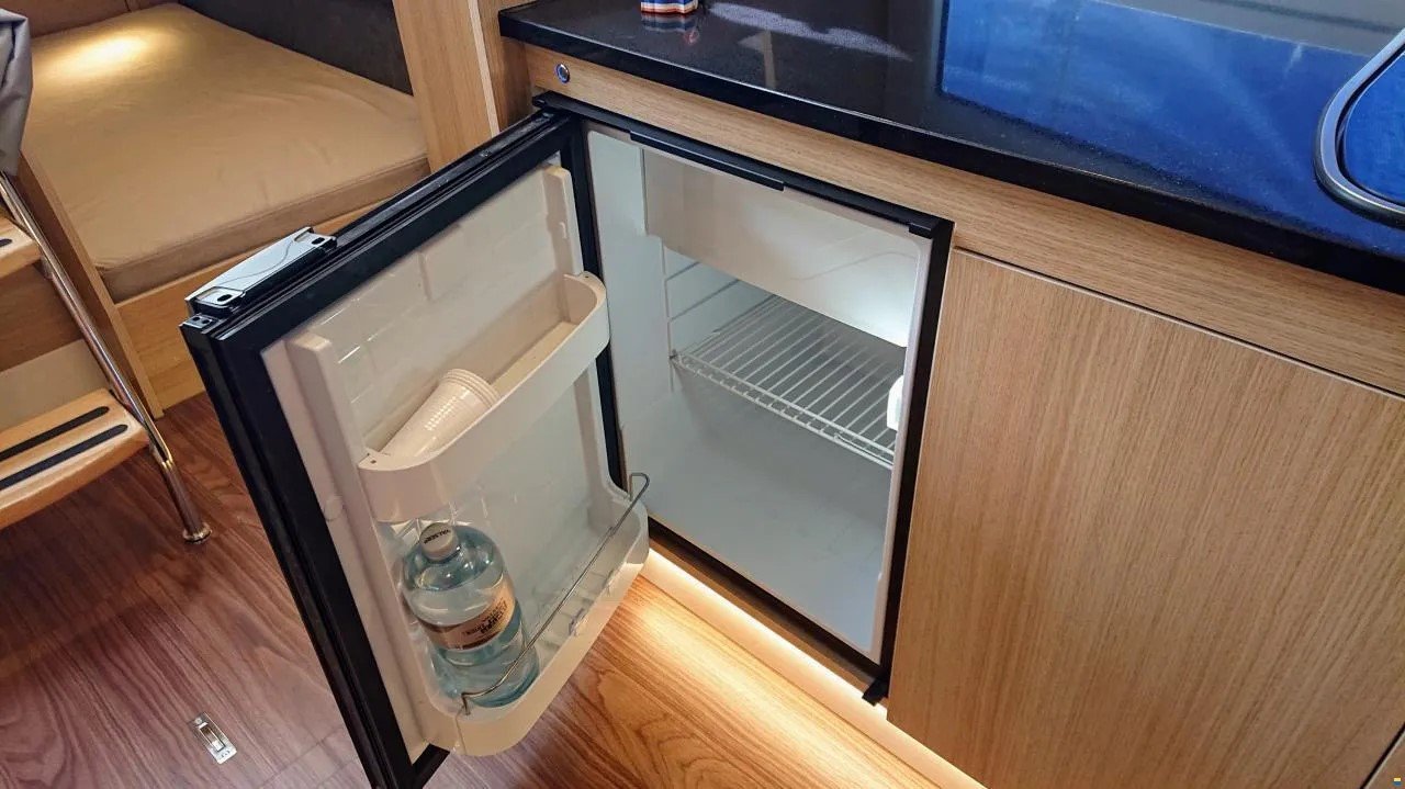 Nautic Yacht 990 Open Expo, refrigerateur ouvert