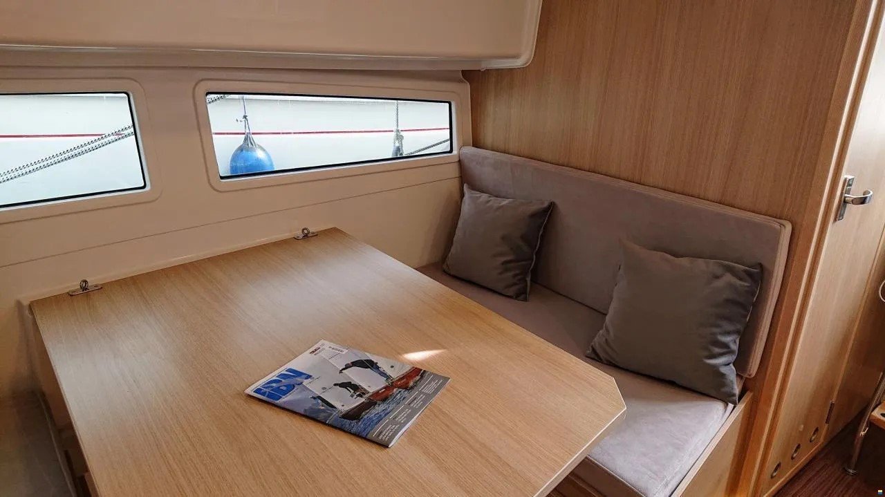 Nautic Yacht 990 Open, carre et dinette