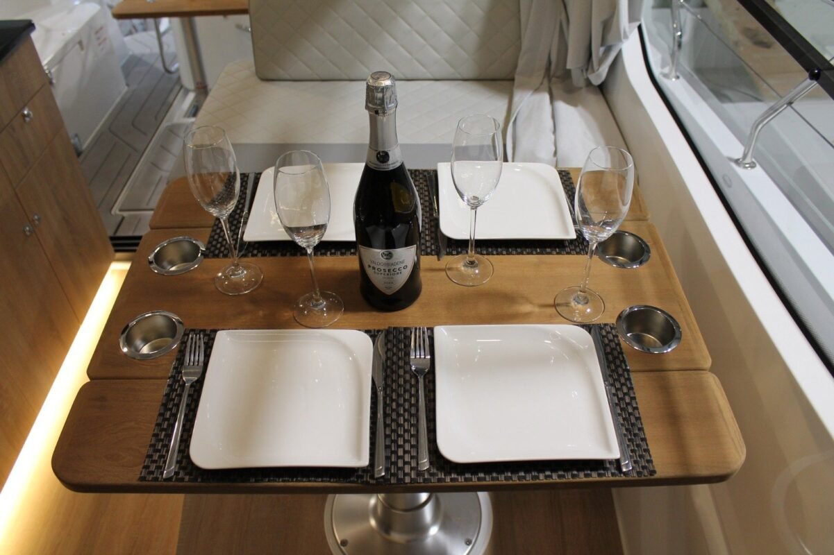 Nautic Yacht 990 Neon, table de carre dressee