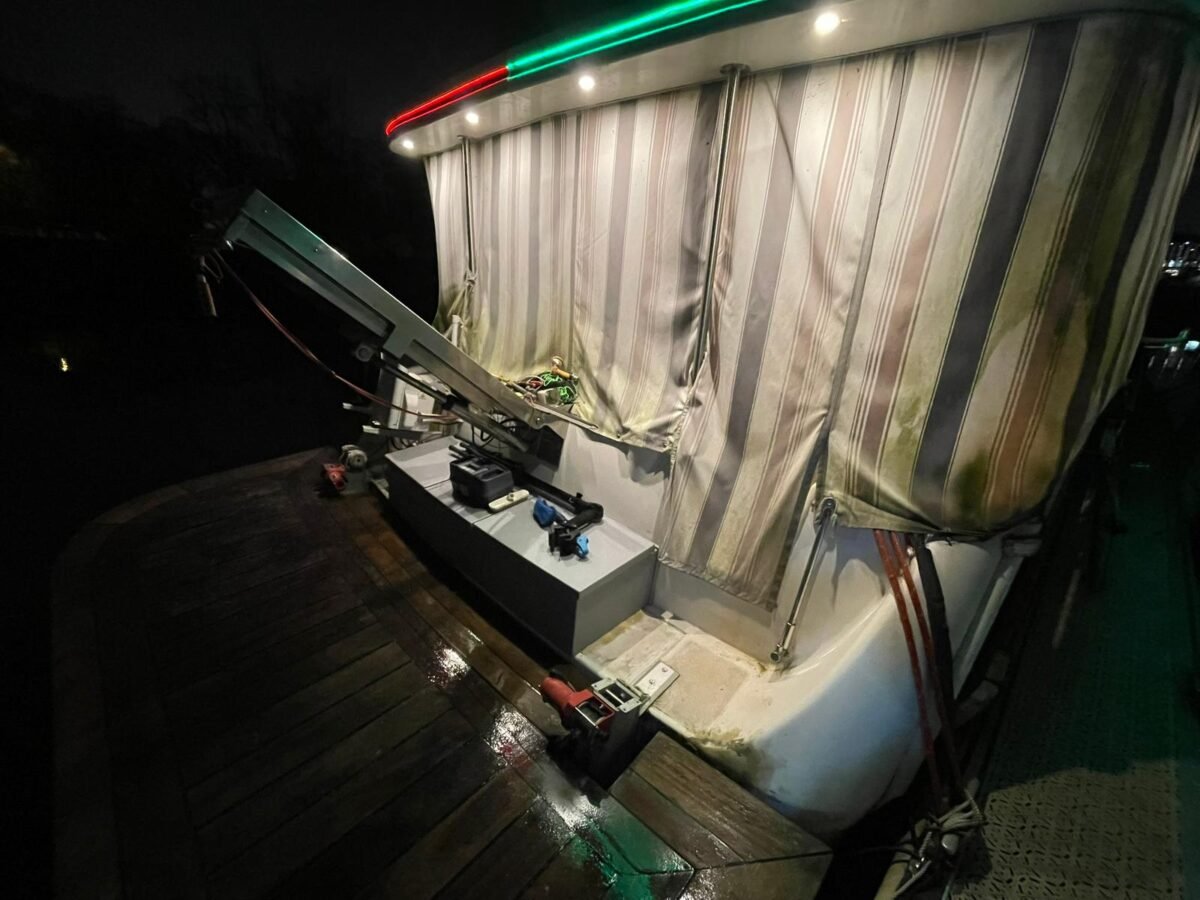 IMG-20250923-WA0027 Azimut 43 Fly deux moteurs Caterpillar 3208 de 435 ch turbo, affichant 1 200 heures