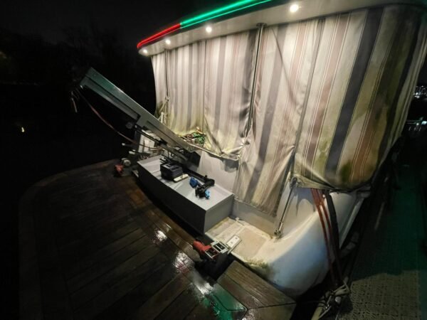 Azimut 43 Fly deux moteurs Caterpillar 3208 de 435 ch turbo, affichant 1 200 heures – Image 10