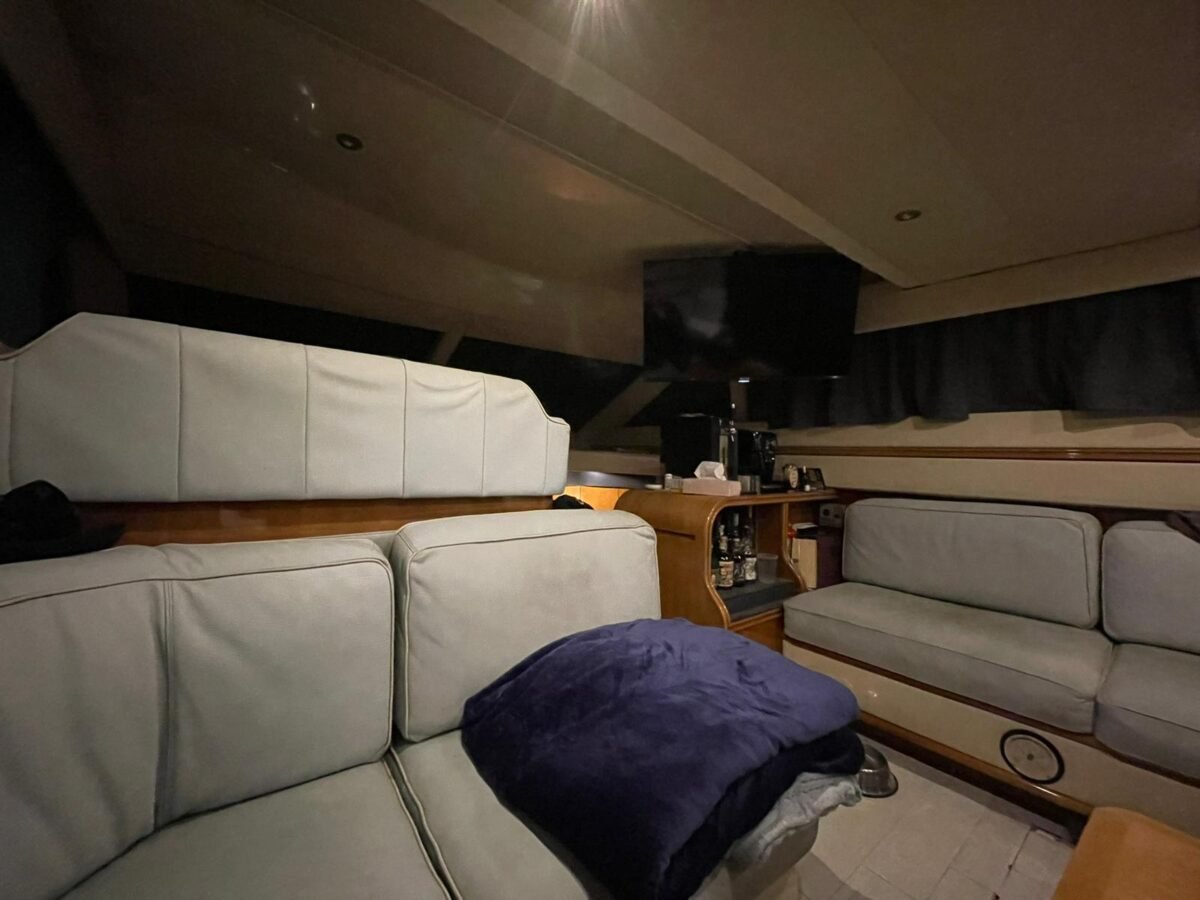 IMG-20250923-WA0029 Azimut 43 Fly deux moteurs Caterpillar 3208 de 435 ch turbo, affichant 1 200 heures