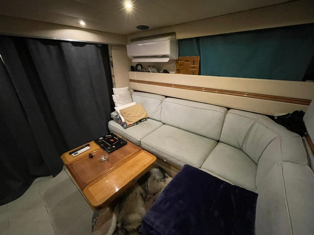 IMG-20250923-WA0030 Azimut 43 Fly deux moteurs Caterpillar 3208 de 435 ch turbo, affichant 1 200 heures