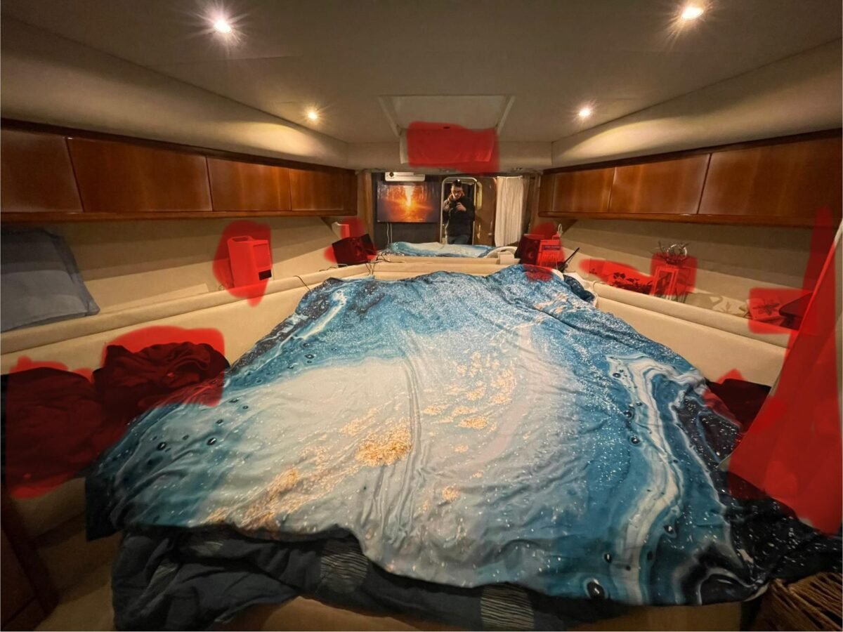 IMG-20250923-WA0031 Azimut 43 Fly deux moteurs Caterpillar 3208 de 435 ch turbo, affichant 1 200 heures