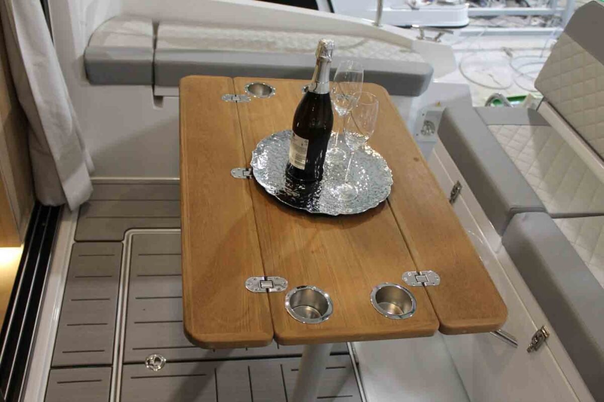 Nautic Yacht 880 Open, carre et table de cockpit