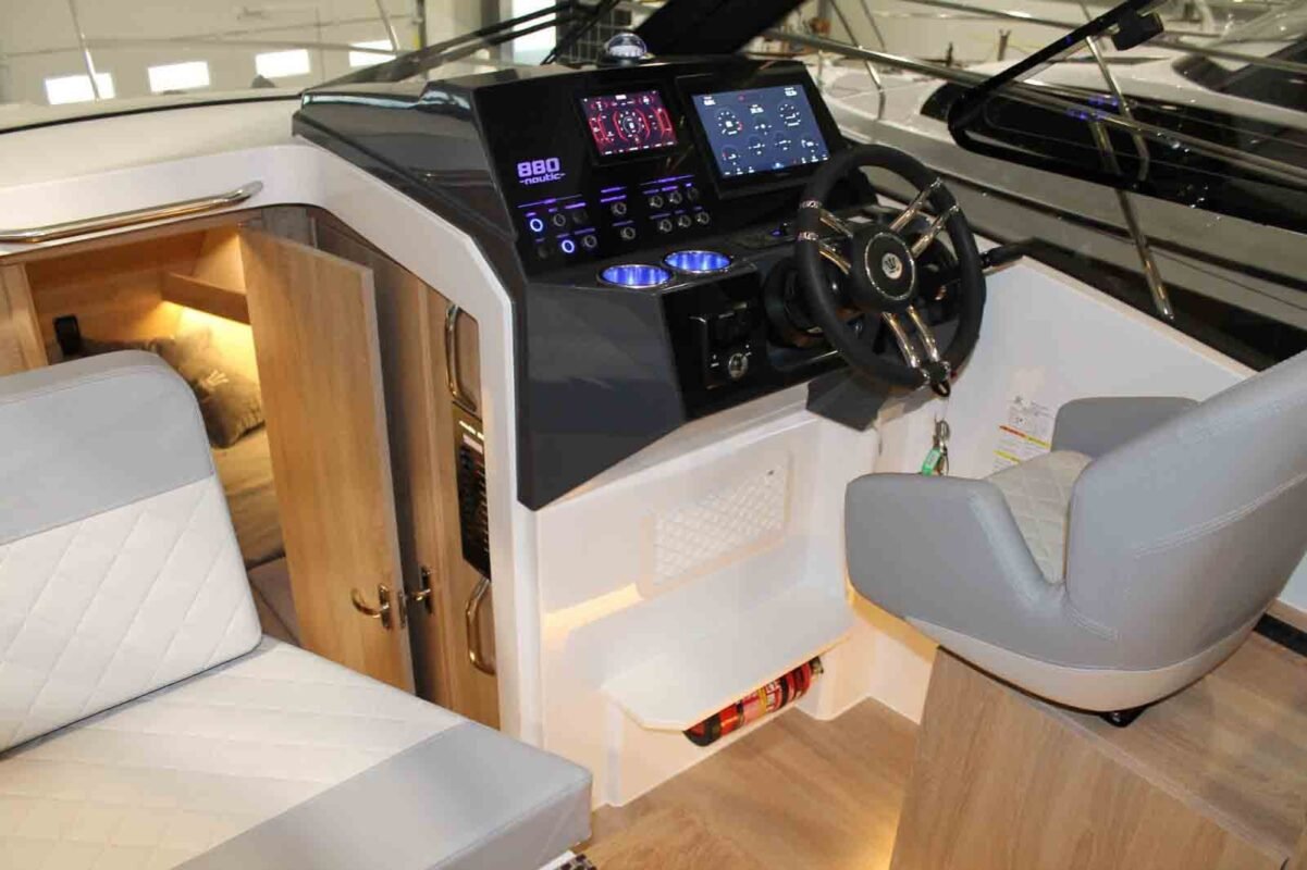 Nautic Yacht 880 Open, console et siege pilote