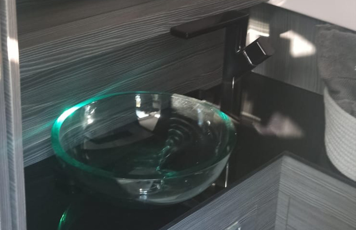 Icon 40 GT carre arriere, salle d'eau vasque en verre