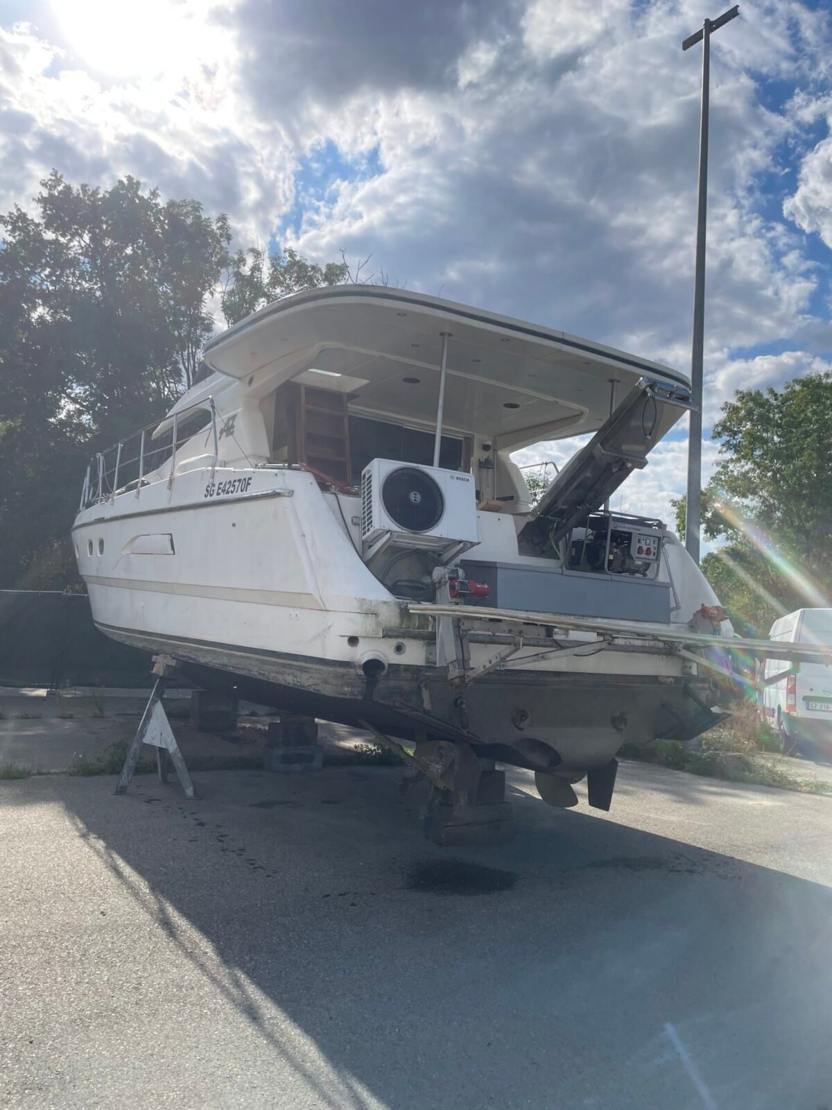 image5 (1) Azimut 43 Fly deux moteurs Caterpillar 3208 de 435 ch turbo, affichant 1 200 heures