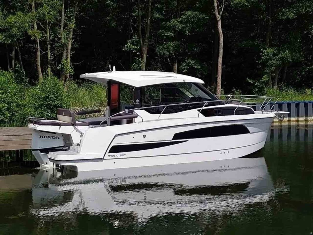 Nautic Yacht 880 Weekender au ponton en foret