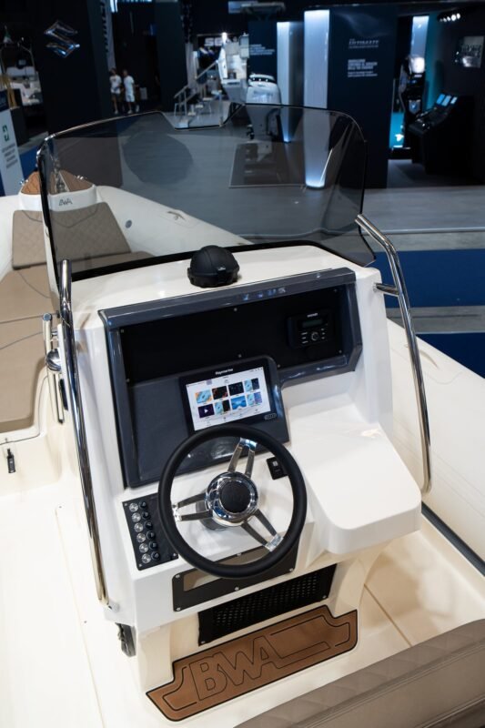 BWA GTO 278, poste de barre et console