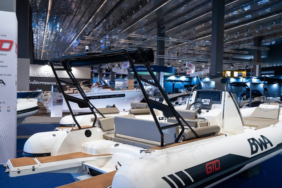 BWA GTO 278, vue laterale du semi-rigide au salon