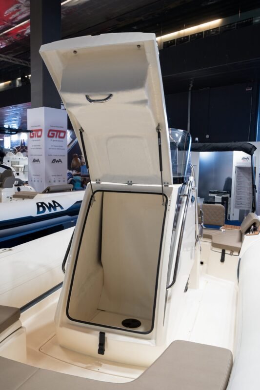 BWA GTO 278, bain de soleil de proue