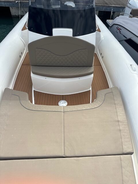 BWA GTO 328, banquette modulable et pont de cockpit
