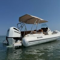 ZODIAC MEDLINE 6.8 – HONDA 250 CV – 2023 – ÉTAT EXCEPTIONNEL Le Zodiac Medline 6.8 est l’un des semi-rigides les plus réussis de la gamme. Confort, stabilité et design contemporain en font le compagnon idéal des croisières côtières et des sorties familiales.